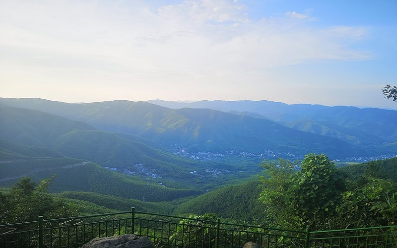 莫干山山勢(shì)起伏，山清水秀